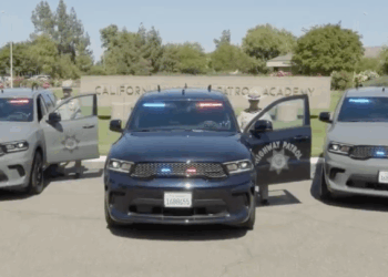 Presentan patrullas camufladas para reforzar vigilancia en carretera